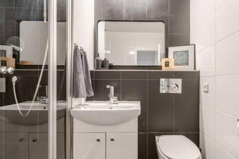 Schoenes Apartment Mit Parkplatz & 24H Checkin Keulen Buitenkant foto